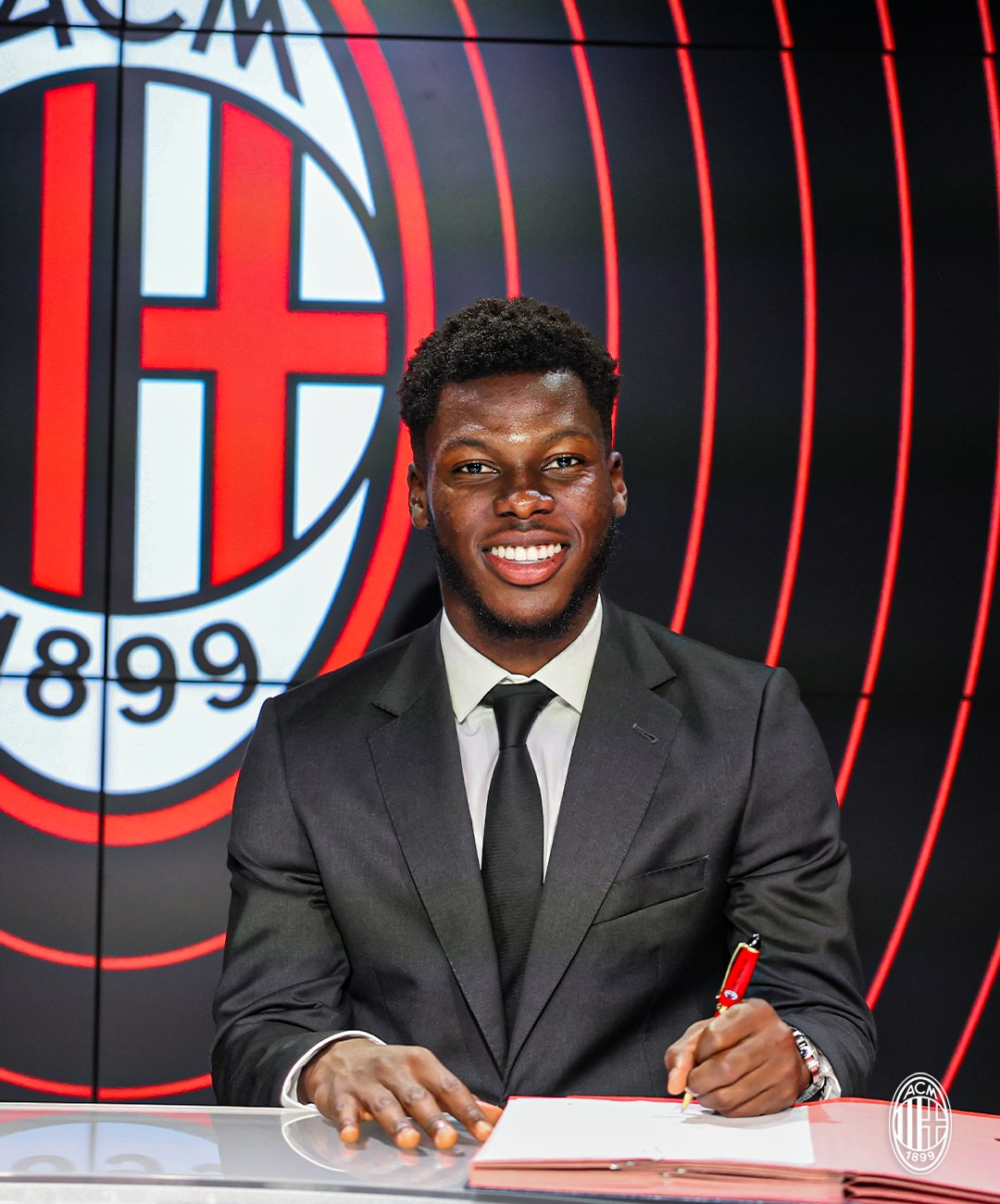 Yunus Musah signs for AC Milan (Photo via AC Milan on Twitter)