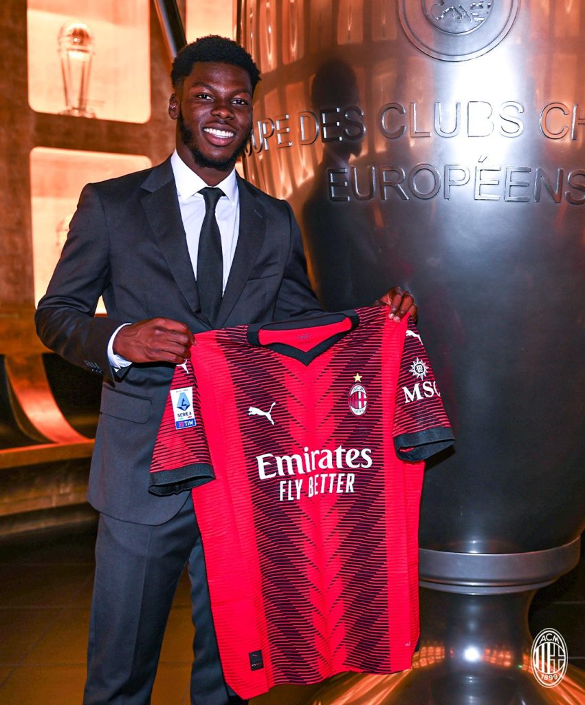 Yunus Musah signs for AC Milan (Photo via AC Milan on Twitter)