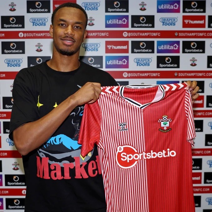 Zach Awe signing for Southampton (Photo via SouthamptonFC.com)