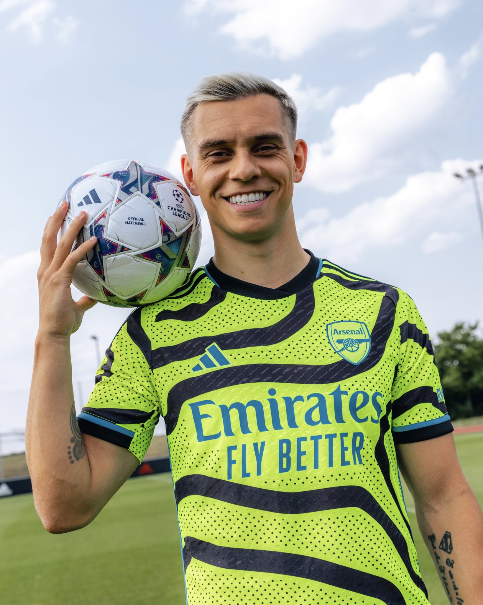 Leandro Trossard with the new Champions League ball (Photo via Arsenal)