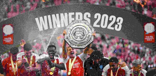 LONDON, ENGLAND - AUGUST 06: Martin Odegaard of Arsenal lifts the FA Community Shield Trophy following the team's victory after the penalty shootout during The FA Community Shield match between Manchester City against Arsenal at Wembley Stadium on August 06, 2023 in London, England. (Photo by Shaun Botterill/Getty Images)
