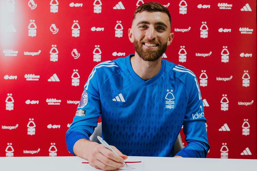 Matt Turner signing for Nottingham Forest (Photo via NottinghamForest.co.uk)