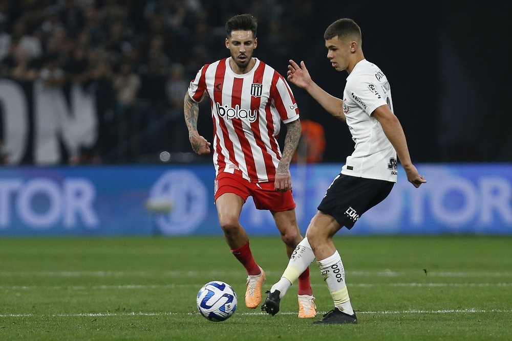SAO PAULO, BRAZIL: Gabriel Moscardo of Corinthians makes a pass in front of Jose Sosa of Estudiantes during a Copa CONMEBOL Sudamericana 2023 quart...