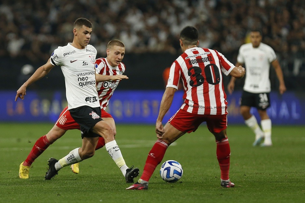 SAO PAULO, BRAZIL: Gabriel Moscardo of Corinthians fights for the ball with Jorge Rodriguez of Estudiantes and Santiago Ascacibar of Estudiantes du...