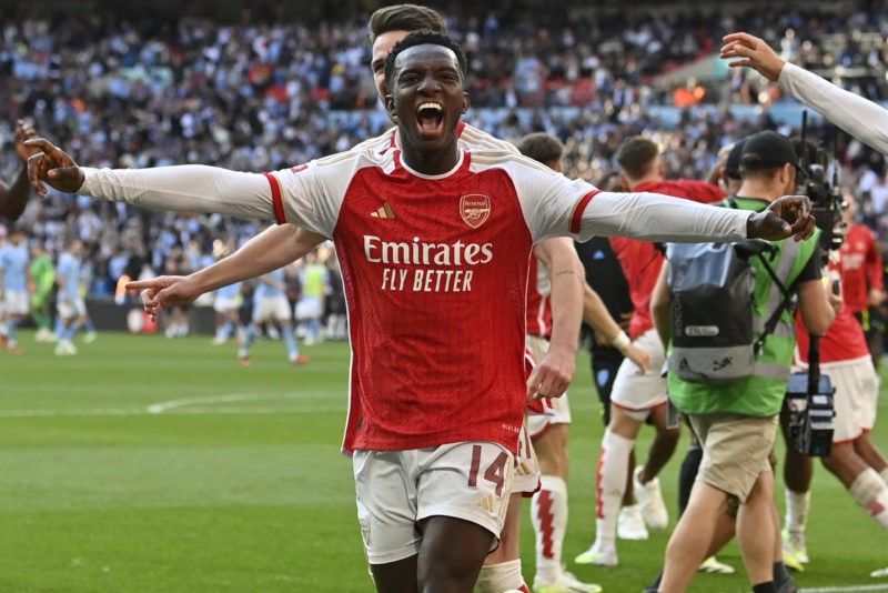 Arsenal's English striker Eddie Nketiah (C) and teammates celebrate after Arsenal win the penalty shoot-out after the English FA Community Shield f...