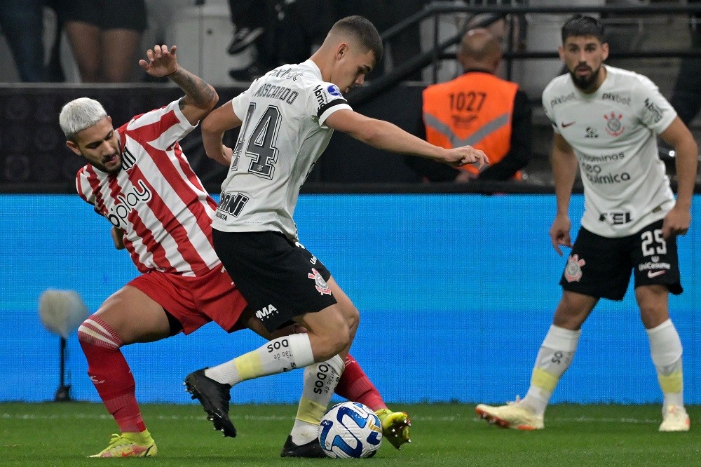 Estudiantes de La Plata's defender Eros Mancuso (L) fights for the ball with Corinthians' midfielder Gabriel Moscardo during the Copa Sudamericana quarterfinals first leg football match between Brazil's Corinthians and Argentina's Estudiantes de La Plata, at the Neo Quimica Arena stadium in Sao Paulo, Brazil, on August 22, 2023. (Photo by NELSON ALMEIDA/AFP via Getty Images)