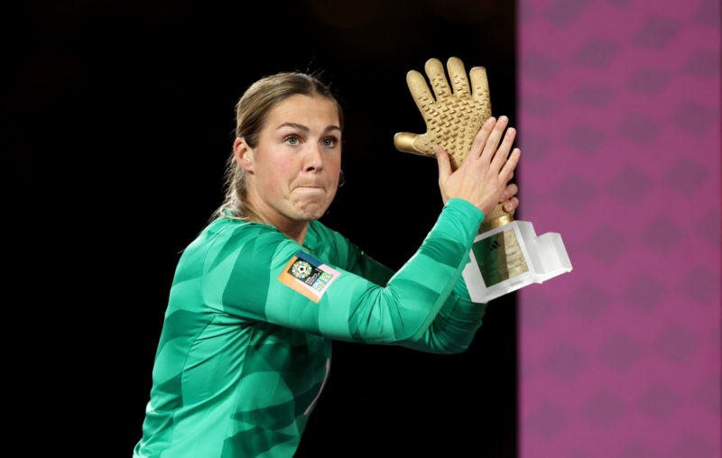 SYDNEY, AUSTRALIA - AUGUST 20: Mary Earps of England applauds after receiving the FIFA Golden Glove Award after the FIFA Women's World Cup Australi...