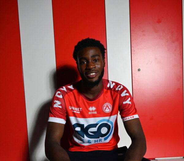 Ryan Alebiosu after signing for KV Kortrijk (Photo via KVK.be)