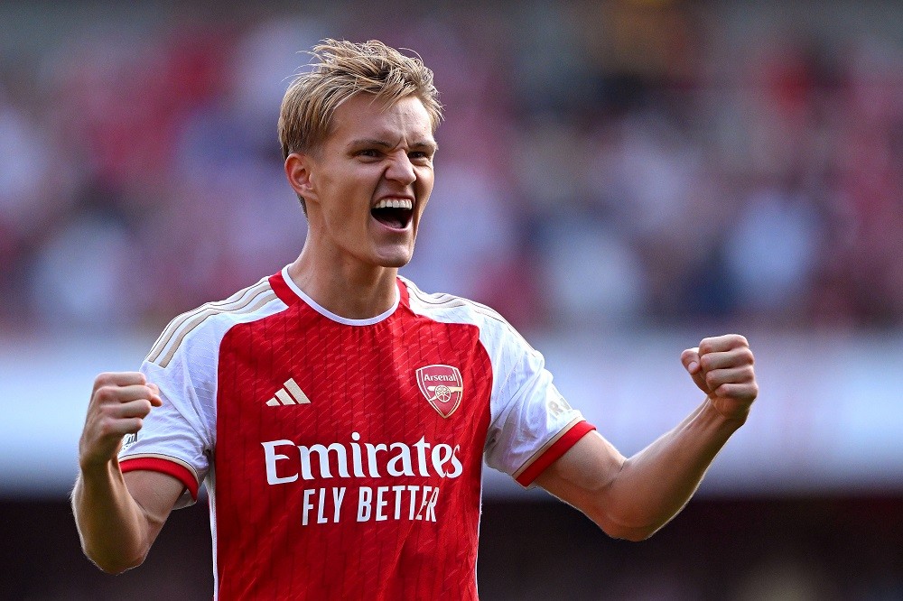 LONDON, ENGLAND: Martin Oedegaard of Arsenal celebrates victory after the Premier League match between Arsenal FC and Manchester United at Emirates Stadium on September 03, 2023. (Photo by Shaun Botterill/Getty Images)