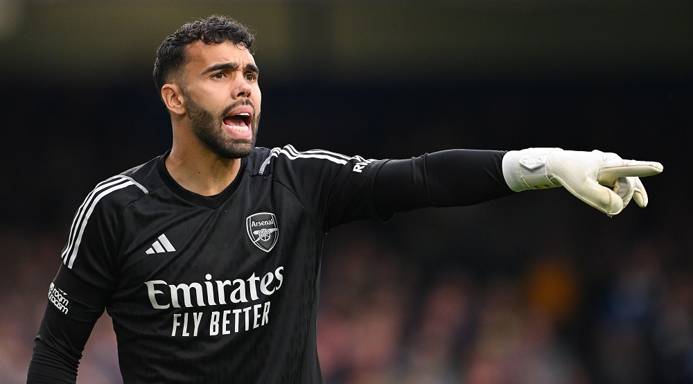 LIVERPOOL, ENGLAND: Arsenal goalkeeper David Raya reacts during the Premier League match between Everton FC and Arsenal FC at Goodison Park on Sept...