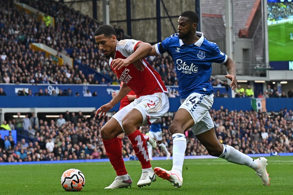 Arsenal's French defender #02 William Saliba (L) vies with Everton's Portuguese striker #14 Beto (R) during the English Premier League football mat...