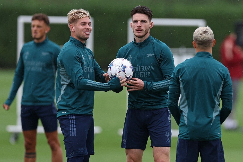 Arsenal's English midfielder Emile Smith Rowe (2L) and Arsenal's English midfielder Declan Rice attend a team training session at Arsenal's trainin...