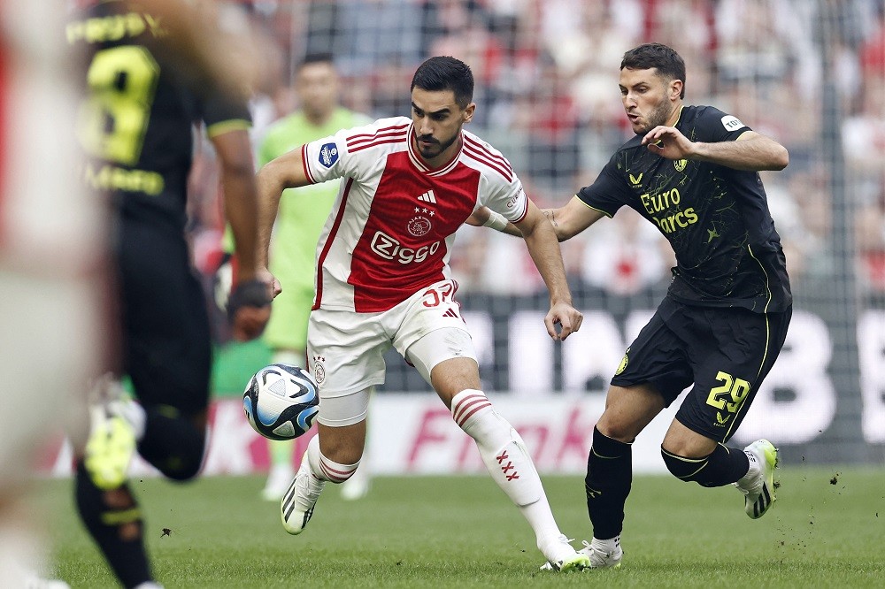 Arsenal's interest in Santiago Gimenez solid amid European transfer battle 3 Ajax' Bosnian defender #37 Josip Sutalo (L) fights for the ball with Feyenoord's Mexican forward #29 Santiago Gimenez (R) during the Dutch Eredivisie match between Ajax Amsterdam and Feyenoord at The Johan Cruijff ArenA in Amsterdam on September 24, 2023. (Photo by MAURICE VAN STEEN/ANP/AFP via Getty Images)