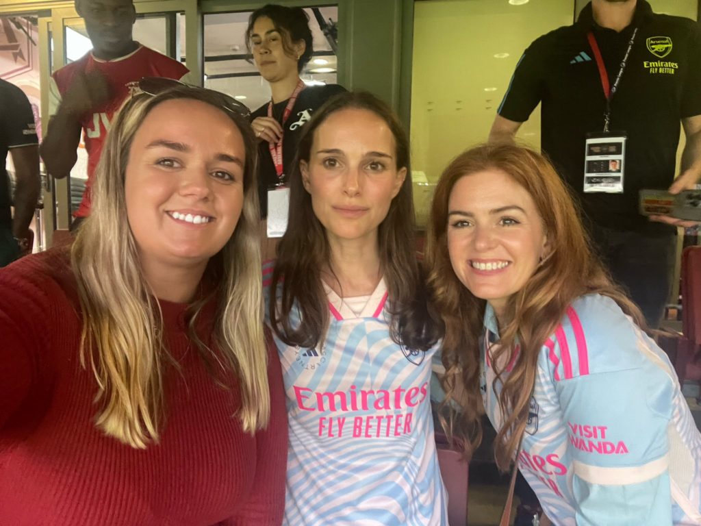 Natalie Portman and Isla Fisher spotted at Arsenal vs Manchester City 2 Natalie Portman (C) and Isla Fisher (R) watch Arsenal's match against Manchester City, wearing the Arsenal Women's new away kit for the 2023/24 campaign (Photo via @GeAmison on Twitter)