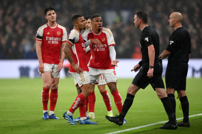 LONDON, ENGLAND - OCTOBER 21: Gabriel Jesus, Declan Rice and Gabriel of Arsenal speak with Assistant Referee, Matthew Wilkes during the Premier Lea...