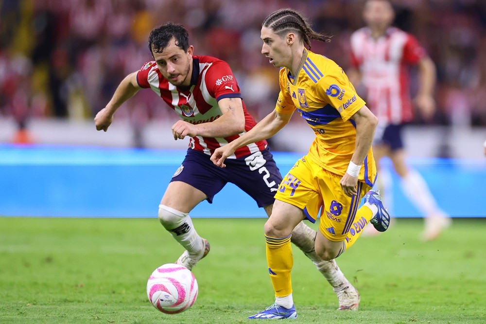 GUADALAJARA, MEXICO: Marcelo Flores of Tigres fights for the ball with Alan Mozo of Chivas during the 14th round match between Chivas and Tigres UA...
