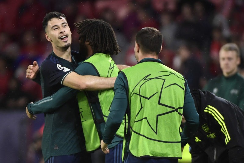 Arsenal's Brazilian midfielder #11 Gabriel Martinelli (L) celebrates scoring the opening goal during the UEFA Champions League 1st round day 3 Group B football match between Sevilla FC and Arsenal at the Ramon Sanchez Pizjuan stadium in Seville on October 24, 2023. (Photo by CRISTINA QUICLER/AFP via Getty Images)