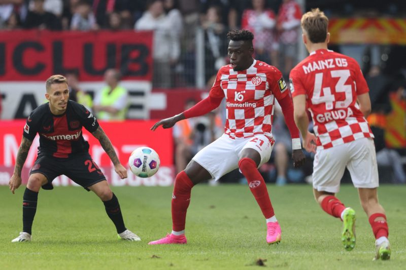 Mainz' German defender #21 Danny da Costa (C) and Bayer Leverkusen's English midfielder #19 Nathan Tella (L) vie for the ball during the German first division Bundesliga football match Mainz 05 v Bayer 04 Leverkusen in Mainz, western Germany, on September 30, 2023. (Photo by Daniel ROLAND / AFP)