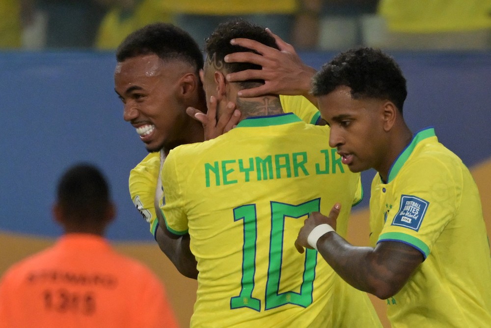 Brazil's defender Gabriel Magalhaes (L) celebrates after scoring during the 2026 FIFA World Cup South American qualification football match between...