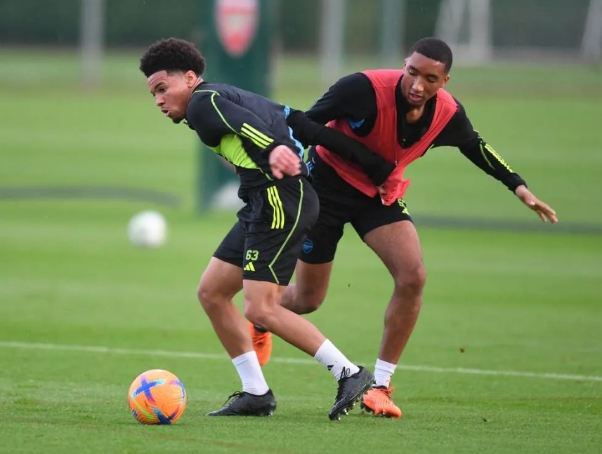 Former Arsenal youngster signs for Crawley Town after tough time in Germany 3 Ethan Nwaneri and Bradley Ibrahim in training with the Arsenal first team (Photo via Arsenal.com)