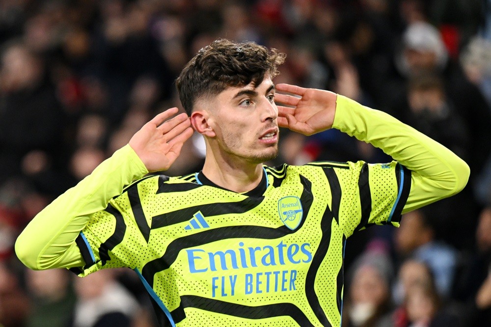 BRENTFORD, ENGLAND: Kai Havertz of Arsenal celebrates after scoring the team's first goal during the Premier League match between Brentford FC and Arsenal FC at Gtech Community Stadium on November 25, 2023. (Photo by Mike Hewitt/Getty Images)