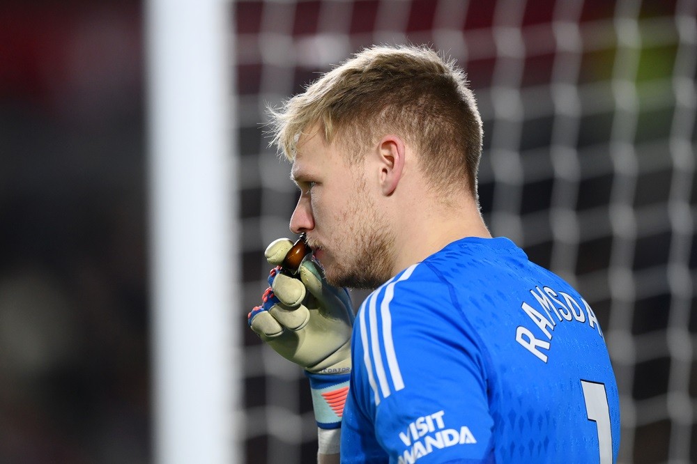 BRENTFORD, ENGLAND: Aaron Ramsdale of Arsenal smells some smelling salts during the Premier League match between Brentford FC and Arsenal FC at Gte...