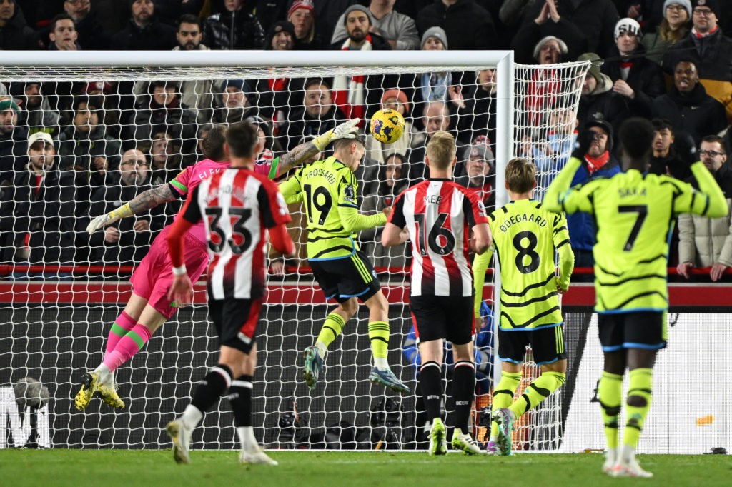 BRENTFORD, ENGLAND - NOVEMBER 25: Leandro Trossard of Arsenal scores a goal that is later disallowed during the Premier League match between Brentford FC and Arsenal FC at Gtech Community Stadium on November 25, 2023 in Brentford, England. (Photo by Mike Hewitt/Getty Images)