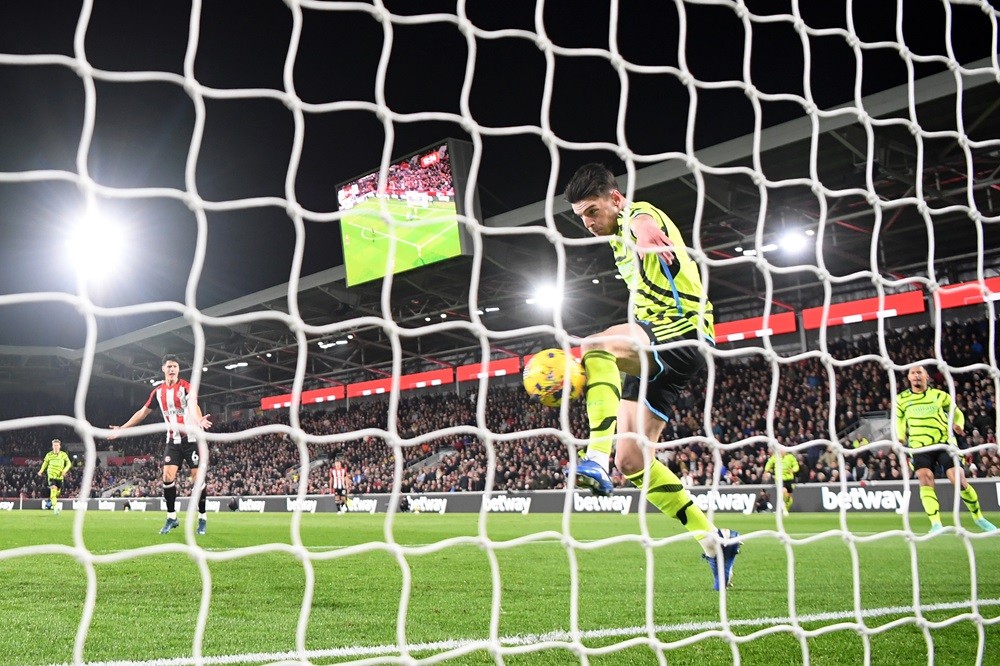 BRENTFORD, ENGLAND: Declan Rice of Arsenal clears the ball off the goal line during the Premier League match between Brentford FC and Arsenal FC at Gtech Community Stadium on November 25, 2023. (Photo by Mike Hewitt/Getty Images)