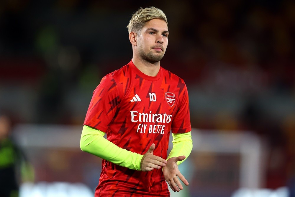 BRENTFORD, ENGLAND: Emile Smith Rowe of Arsenal warms up prior to the Carabao Cup Third Round match between Brentford and Arsenal at Gtech Communit...