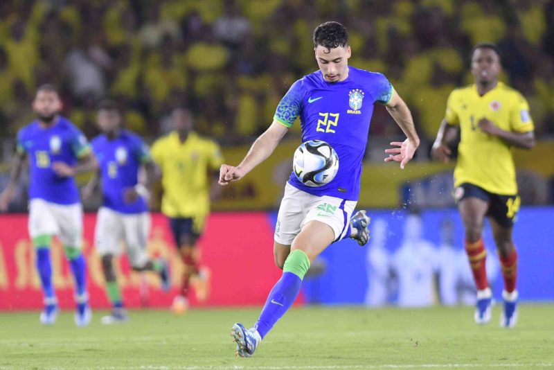 BARRANQUILLA, COLOMBIA - NOVEMBER 16: Gabriel Martinelli of Brazil controls the ball during the FIFA World Cup 2026 Qualifier match between Colombi...