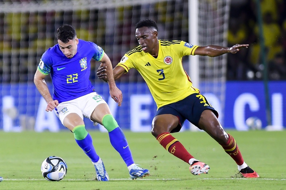 BARRANQUILLA, COLOMBIA: Gabriel Martinelli of Brazil battles for possession with Jhon Lucumi of Colombia during the FIFA World Cup 2026 Qualifier match between Colombia and Brazil at Estadio Metropolitano Roberto Meléndez on November 16, 2023. (Photo by Gabriel Aponte/Getty Images)