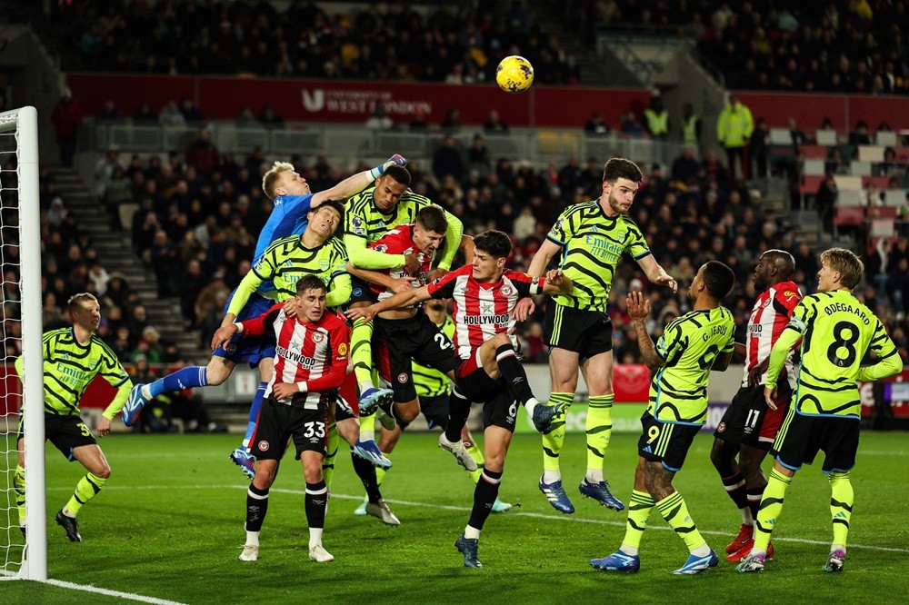 Fans spot Arsenal players' reaction to Aaron Ramsdale 4 Arsenal's Aaron Ramsdale (L) jumps to stop the ball during the English Premier League football match between Brentford and Arsenal at the Gtech Community Stadium in London on November 25, 2023. (Photo by ADRIAN DENNIS/AFP via Getty Images)