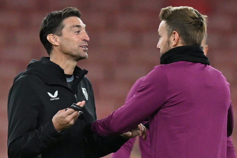 Sevilla's Uruguayan head coach Diego Alonso (L) speaks to Sevilla's Croatian midfielder #10 Ivan Rakitic during a team training session at Arsenal's training ground in north London on November 7, 2023, on the eve of their UEFA Champions League Group B football match against Sevilla FC.(Photo by GLYN KIRK/AFP via Getty Images)