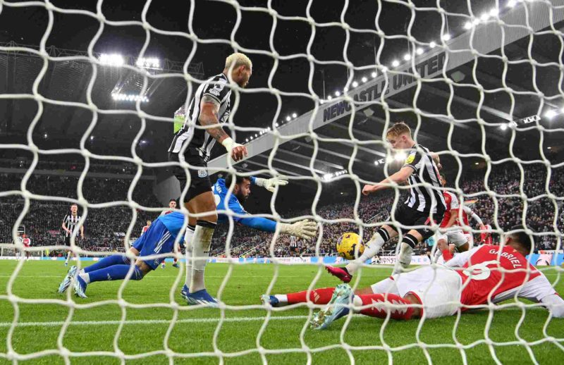 NEWCASTLE UPON TYNE, ENGLAND - NOVEMBER 04: Newcastle player Joelinton and Arsenal defender Gabriel look on as Anthony Gordon fires home past David...