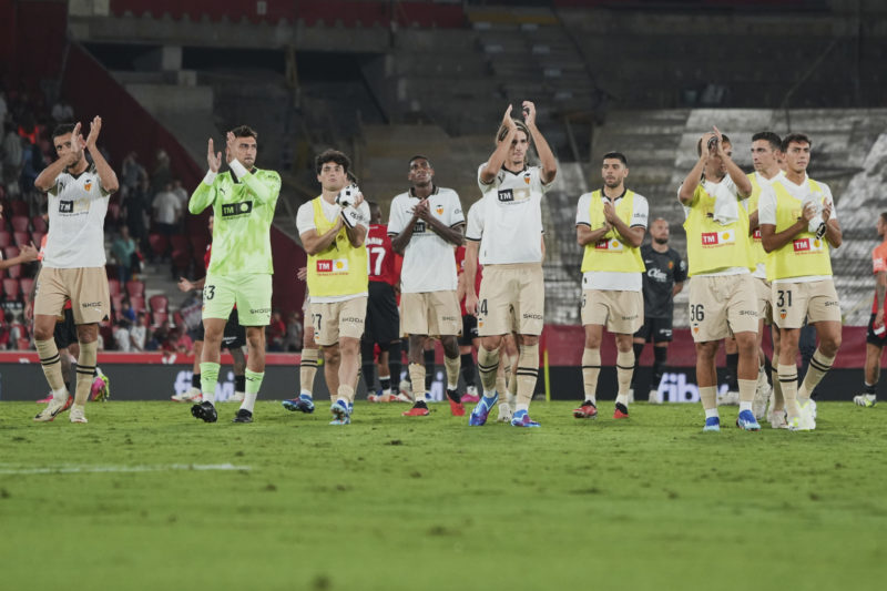Arsenal eye Valencia's promising 18yo Yarek Gasiorowski 2 MALLORCA, SPAIN - OCTOBER 07: Valencia CF players greet the crowd during the LaLiga EA Sports match between RCD Mallorca and Valencia CF at Estadi de Son Moix on October 07, 2023 in Mallorca, Spain. (Photo by Rafa Babot/Getty Images)