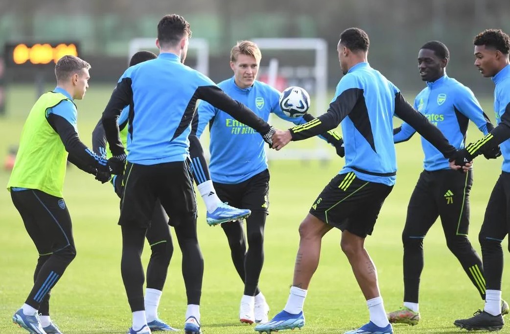 Reuell Walters (R) and Charles Sagoe Jr. (2R) in first-team training with Arsenal (Photo via Arsenal.com)