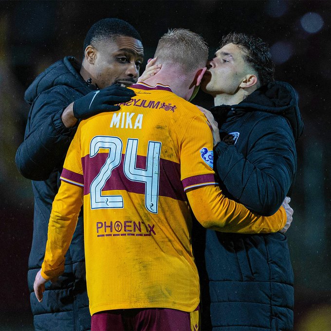 Arsenal recall rumours clarified after loanee returns to Gunners training 3 Mika Biereth is congratulated by his teammates on loan with Motherwell (Photo via Motherwell on Twitter)