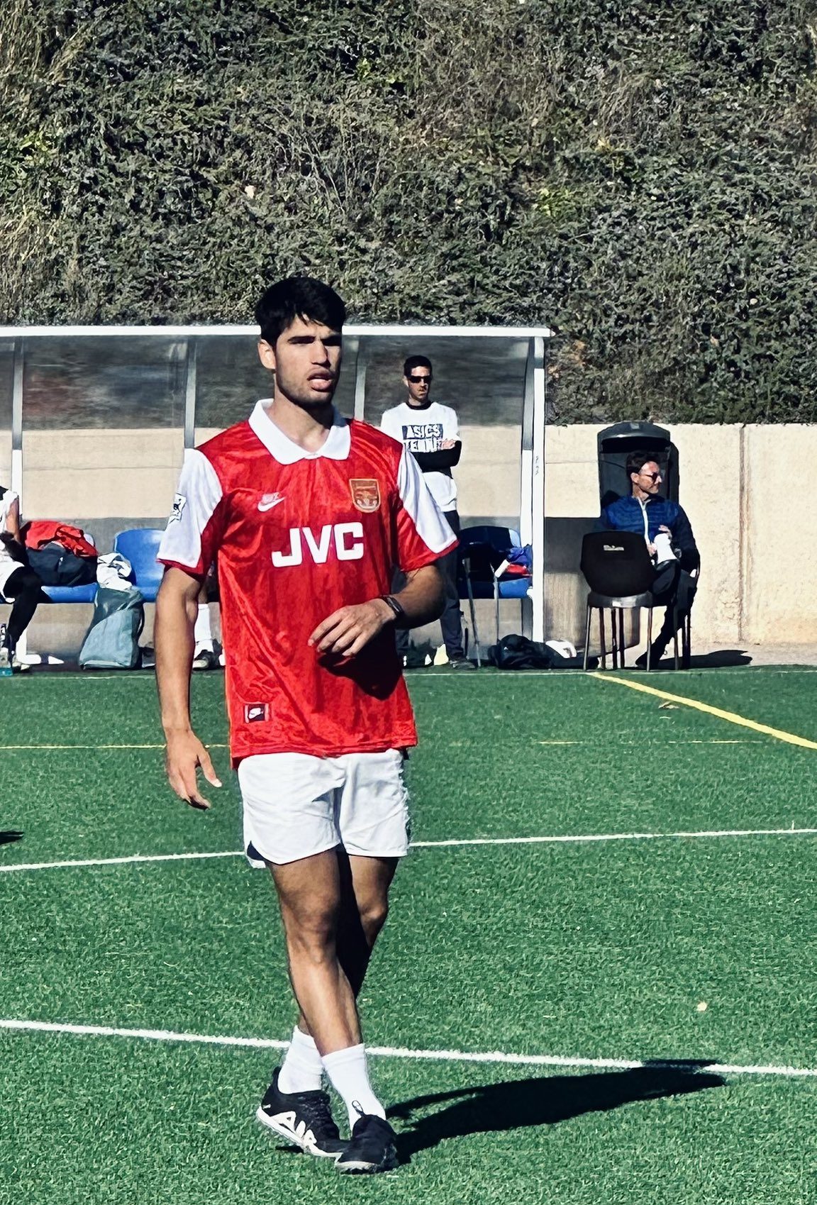 Carlos Alcaraz wearing an Arsenal shirt (Photo via German R. Abril on Twitter)