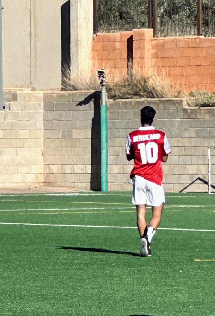Carlos Alcaraz wearing an Arsenal shirt (Photo via German R. Abril on Twitter)