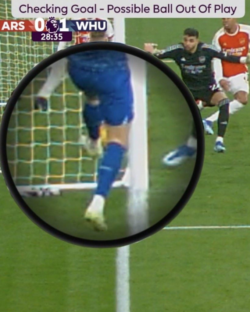 Why wasn't West Ham's goal against Arsenal ruled out? 3 Jarrod Bowen attempts to keep the ball in play for West Ham United (Photo via FootballOnTNT on Twitter)