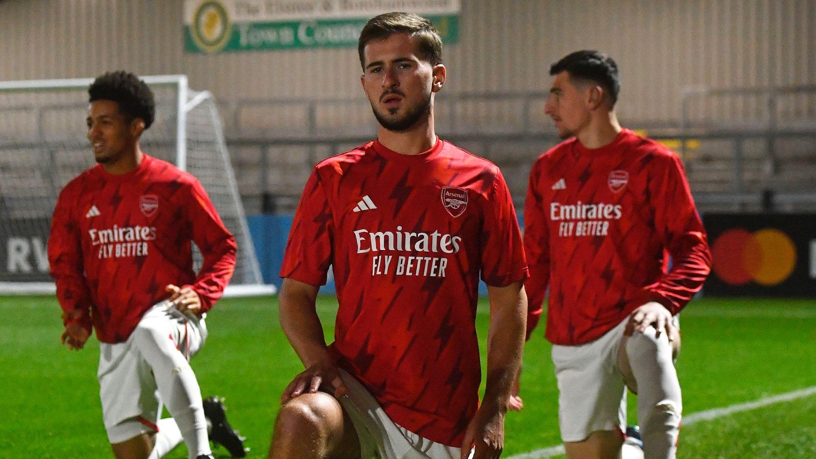 Luis Brown (C) and Ethan Nwaneri (L) warm up with the Arsenal u18s (Photo via Arsenal.com)