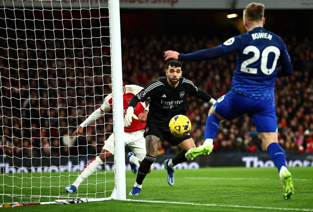 Why wasn't West Ham's goal against Arsenal ruled out? 4 West Ham United's Jarrod Bowen (R) fights for the ball with Arsenal's David Raya (C) during the English Premier League football match between Arsenal and West Ham at the Emirates Stadium in London on December 28, 2023. (Photo by HENRY NICHOLLS/AFP via Getty Images)