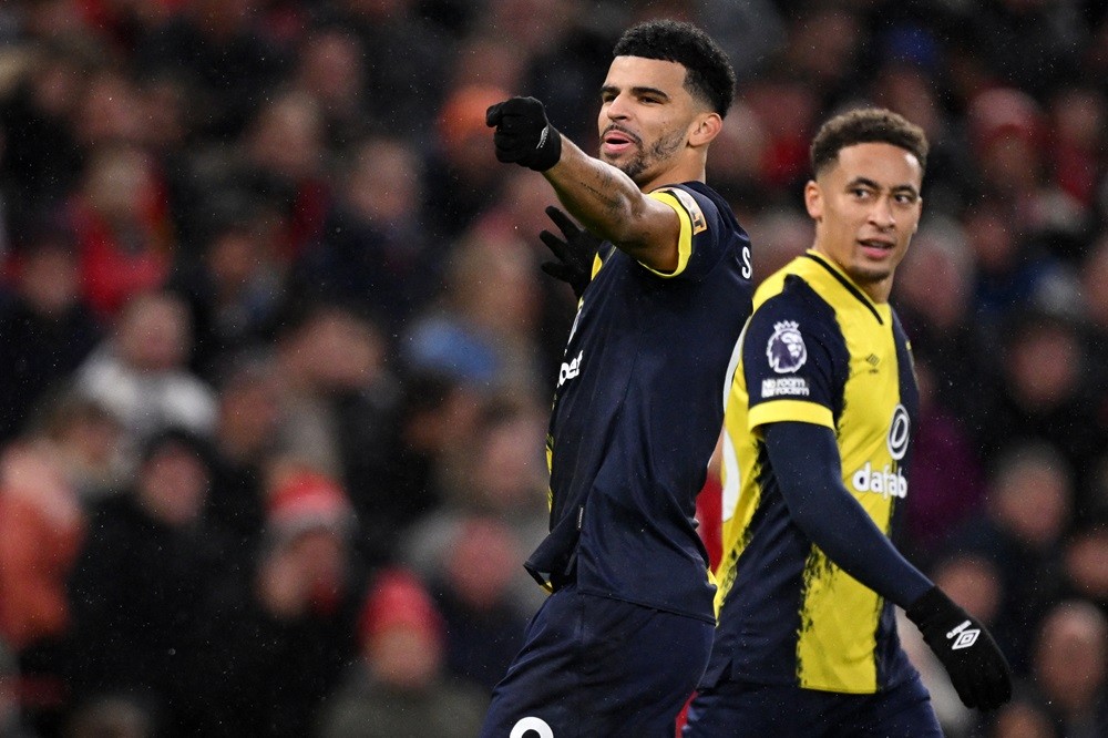 Arsenal look at 9-goal Premier League alternative to Toney 3 Bournemouth's Dominic Solanke (C) celebrates after scoring the early opening goal of the English Premier League football match between Manchester United and Bournemouth at Old Trafford in Manchester, north west England, on December 9, 2023. (Photo by OLI SCARFF/AFP via Getty Images)