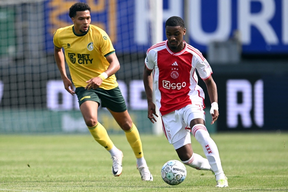 Ajax's defender Jorrel Hato controls the ball next to Fortuna Sittard's Mouhamed Belkheir during the Dutch Eredivisie match between Fortuna Sittard and Ajax at the Fortuna Sittard Stadium in Sittard on September 3, 2023. (Photo by GERRIT VAN KEULEN/ANP/AFP via Getty Images)