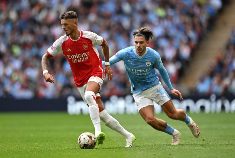 LONDON, ENGLAND - AUGUST 06: Ben White of Arsenal controls the ball whilst under pressure from Jack Grealish of Manchester City during The FA Commu...