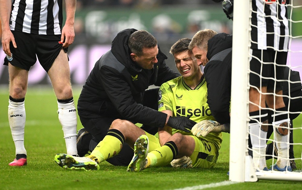 NEWCASTLE UPON TYNE, ENGLAND: Newcastle United goalkeeper Nick Pope receives treatment for a shoulder injury which forces him to leave the field du...