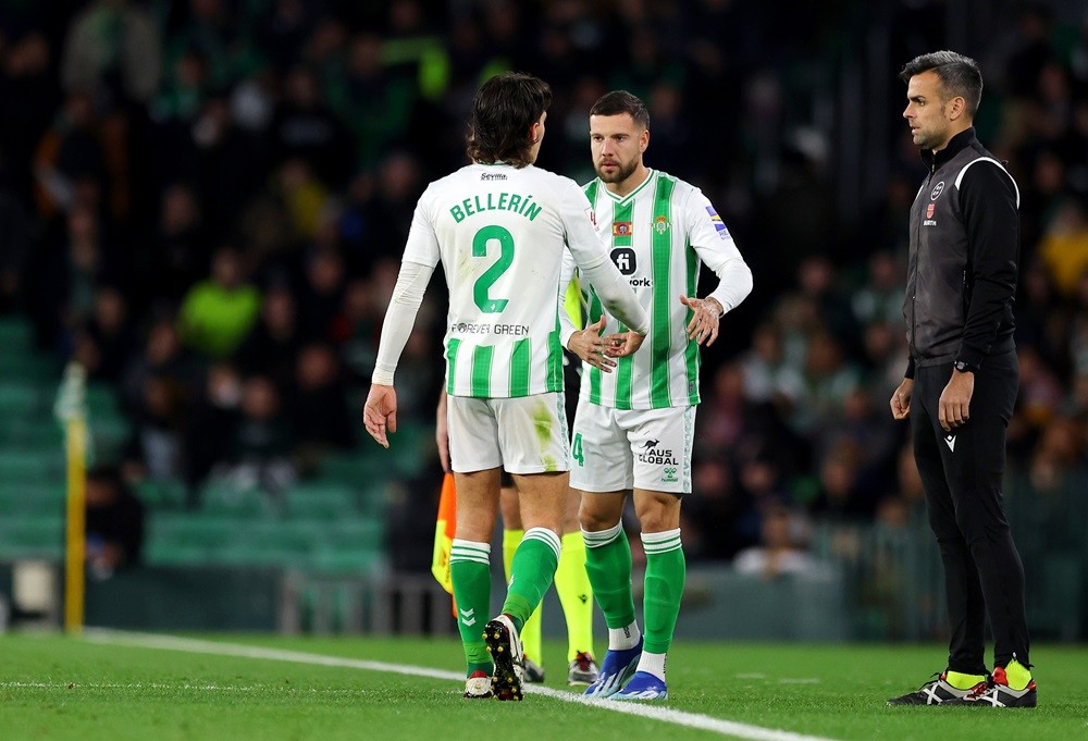 Fan favourite former Gunner injured by heavy challenge 3 SEVILLE, SPAIN: Hector Bellerin of Real Betis is substituted off for teammate Aitor Ruibal after sustaining an injury during the LaLiga EA Sports match between Real Betis and Girona FC at Estadio Benito Villamarin on December 21, 2023. (Photo by Fran Santiago/Getty Images)