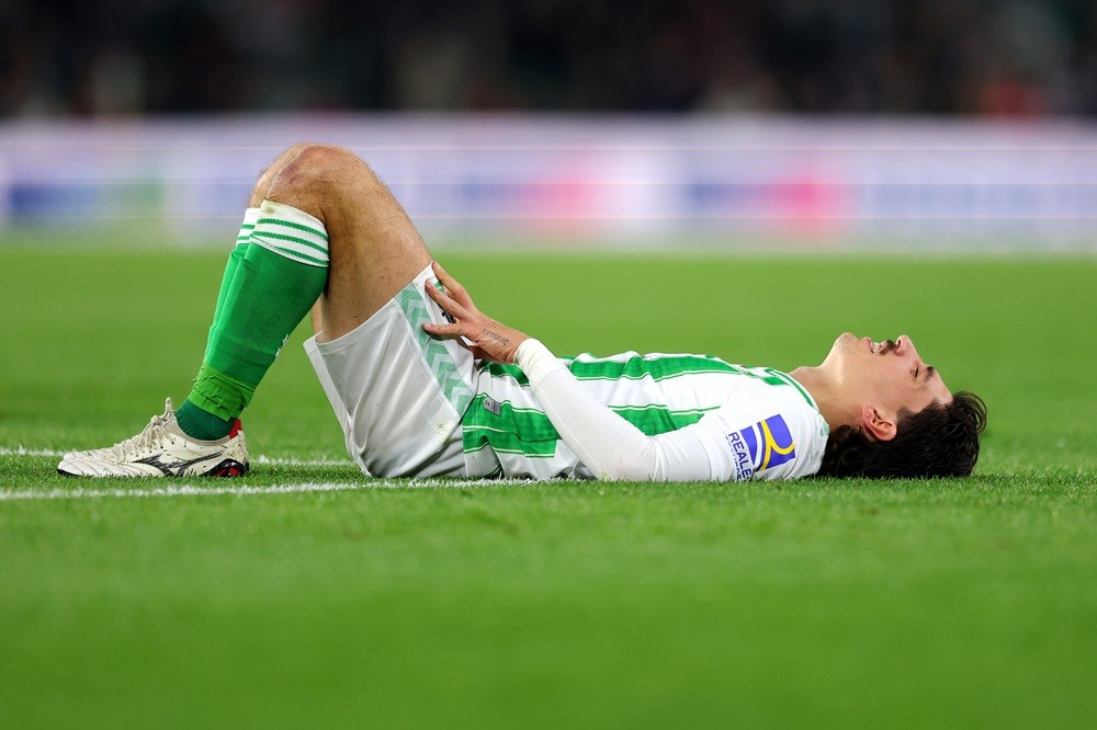 Fan favourite former Gunner injured by heavy challenge 2 SEVILLE, SPAIN: Hector Bellerin of Real Betis goes down with an injury during the LaLiga EA Sports match between Real Betis and Girona FC at Estadio Benito Villamarin on December 21, 2023. (Photo by Fran Santiago/Getty Images)