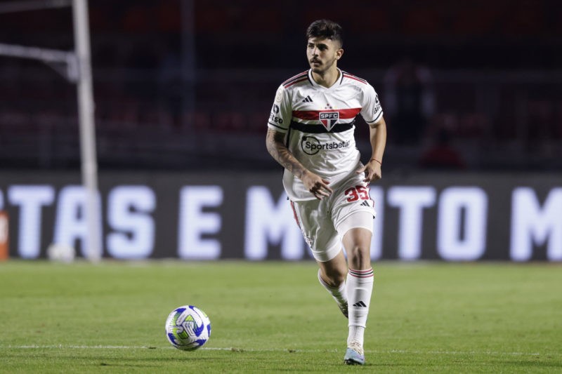 SAO PAULO, BRAZIL - JUNE 21: Lucas Beraldo of Sao Paulo controls the ball during a match between Sao Paulo and Athletico Paranaense as part of Bras...