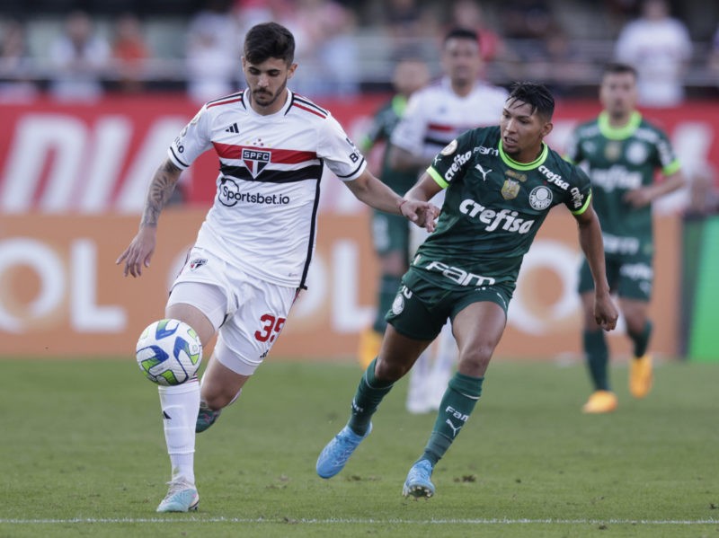 SAO PAULO, BRAZIL - JUNE 11: Lucas Beraldo of Sao Paulo and Rony of Palmeiras fight for the ball during a match between Sao Paulo and Palmeiras as part of Brasileirao Series A 2023 at Morumbi Stadium on June 11, 2023 in Sao Paulo, Brazil. (Photo by Alexandre Schneider/Getty Images)